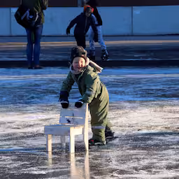 kerst-op-het-ijs-groningers-binden-schaatsen-onder.jpg