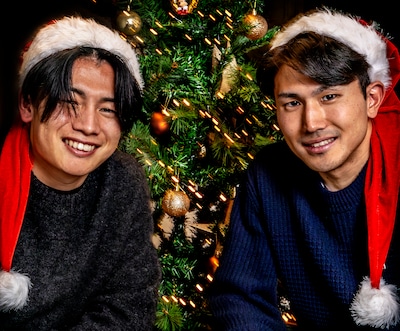 kerst-portret-van-de-feyenoorders-ayase-ueda-en-tsuyoshi-watanabe-onder-de-kerstboom-eindejaarsverha.jpeg