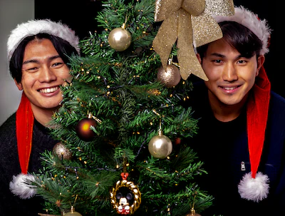 kerst-portret-van-de-feyenoorders-ayase-ueda-en-tsuyoshi-watanabe-onder-de-kerstboom-eindejaarsverha.webp