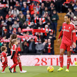 kippenvel-op-anfield-virgil-van-dijk-voetbalt-met-zoontjes-diogo-jota.jpg