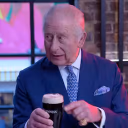 koning-charles-haalt-schuimsnor-bij-guinness-brouwerij.jpg
