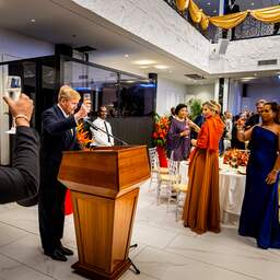 koning-heft-glas-tijdens-historisch-staatsbanket-in-suriname.jpg