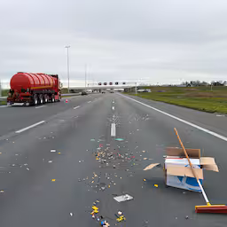 lego-steentjes-vallen-uit-verhuisdozen-op-a2-bij-culemborg-11-kilometer-file.jpg