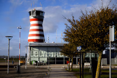 lelystad-de-verkeerstoren-van-lelystad-airport-meerdere-politieke-partijen-zijn-sterk-verdeeld-over.avif