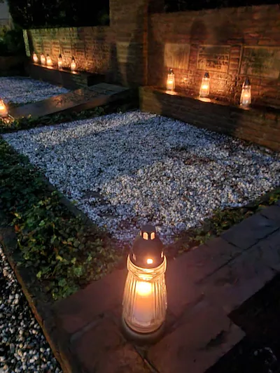 lichtjes-op-oorlogsgraven-in-s-gravendeel.webp