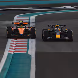 live-f1-verstappen-leidt-ook-na-start-van-slotrace-piastri-haalt-norris-in.jpg
