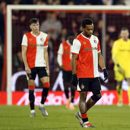live-knvb-beker-van-persie-praat-met-boze-fans-in-de-kuip-na-nieuwe-dreun.jpg
