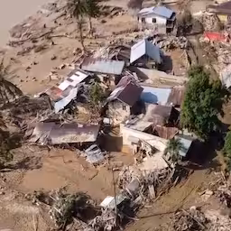 luchtbeelden-tonen-ravage-na-dodelijke-overstromingen-in-indonesie.jpg