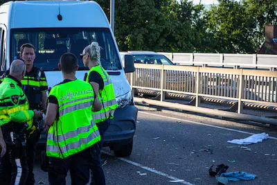 maaltijdbezorger-aangereden-door-taxibus-op-algerabrug-in-krimpen-aan-den-ijssel.webp