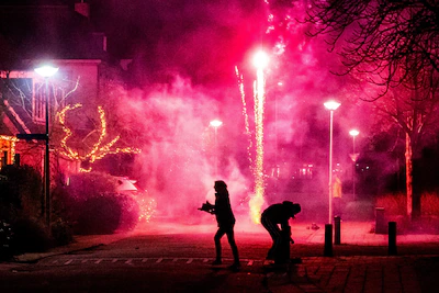 maasdam-buurtbewoners-in-maasdam-luiden-met-vuurwerk-het-nieuwe-jaar-in-anp-jeffrey-groeneweg.webp