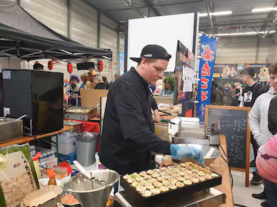 mark-hendriks-bakt-japanse-poffertjes-op-de-tomofair.avif