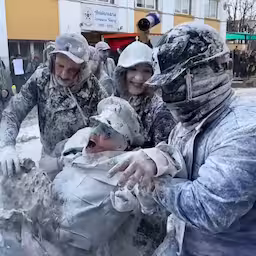 mensen-besmeuren-elkaar-met-meel-en-eieren-in-spanje.jpg