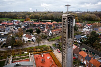 moerdijk-een-dronefoto-van-moerdijk-met-op-de-achtergrond-de-haven-en-industriegebied-de-gemeenteraa.jpeg