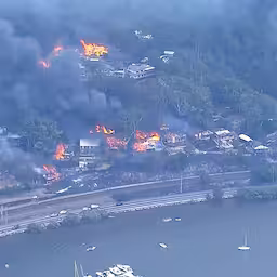 natuurbrand-bij-sydney-richt-enorme-schade-aan-en-verwoest-huizen.jpg