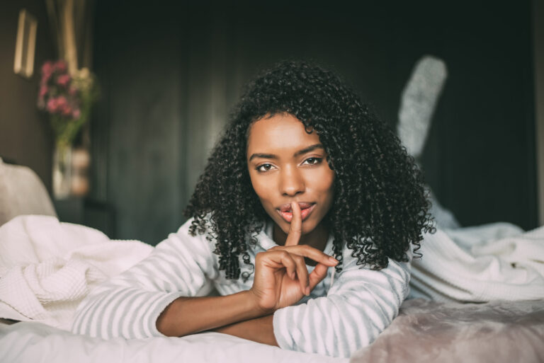 niet-storen-vrouw-bed-stil-62cd64d1cafd6-scaled.jpg