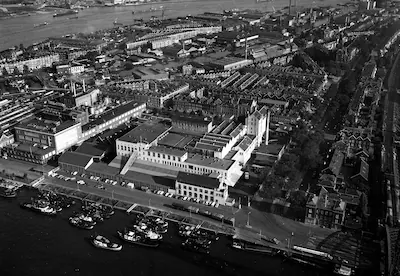 nieuwe-raadplaat-20-12-2025-rotterdam-feijenoord-22-9-1961-luchtfoto-bart-hofmeester-van-de-fabriek.webp