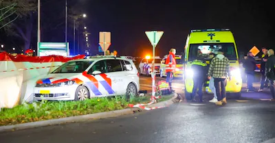 nunspeet-ernstig-ongeluk-op-de-elburgerweg-maandagavond-een-auto-rijdt-in-op-een-menigte-dat-langs-d.webp