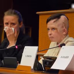 oekraiense-jongen-ontroert-europees-parlement-tolk-in-tranen.jpg