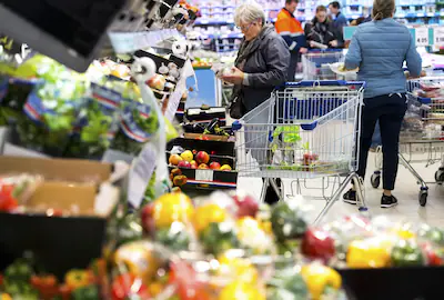 oosterhout-winkelend-publiek-in-supermarkt-lidl-voor-pasen-supermarkten-halen-hoge-omzetten-door-de.webp