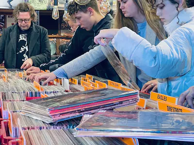 op-zondag-8-december-kunnen-muziekliefhebbers-speuren-naar-mooie-platen-bij-vinyl-vibes.webp