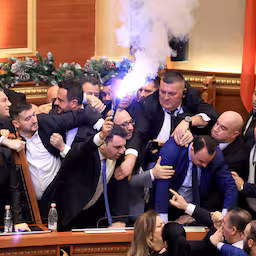 oppositielid-steekt-fakkel-aan-in-albanees-parlement.jpg