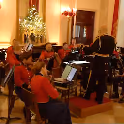 orkest-vermaakt-pers-tijdens-onthulling-kerstversiering-in-witte-huis.jpg