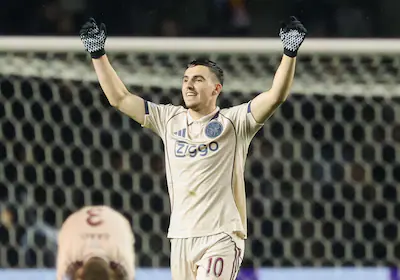 oscar-gloukh-viert-de-zege-van-ajax-bij-qarabag.webp