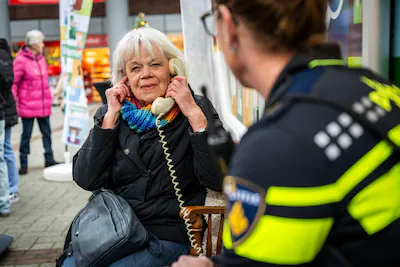 ouderen-worden-op-de-markt-door-de-politie-opgelicht-in-ommoord-de-politie-wil-door-een-real-live-te.webp