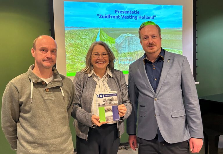 overhandiging-eerste-exemplaar-publicatie-Zuidfront-Vesting-Holland-scaled.jpg