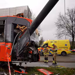 paal-doorboort-nijmeegse-stadsbus-na-botsing.jpg