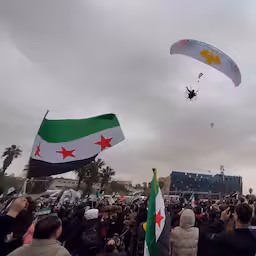 paramotors-vliegen-over-feestvierende-syriers-in-damascus.jpg