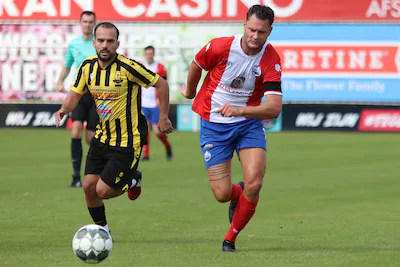 pascal-van-delden-jaagt-op-de-bal-in-dienst-van-roda-boys-bommelerwaard.webp