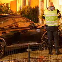 politie-doet-onderzoek-nadat-auto-tegen-nijmeegse-woning-reed-en-vluchtte.jpg