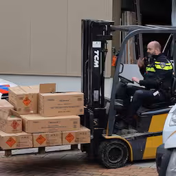 politie-ruimt-met-heftruck-1000-kilo-vuurwerk-uit-haarlemse-panden.jpg