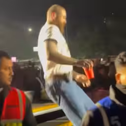 post-malone-valt-van-trap-tijdens-concert-in-india.jpg