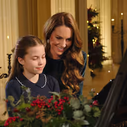 prinses-kate-en-dochter-charlotte-spelen-pianoduet-voor-kerstviering.jpg