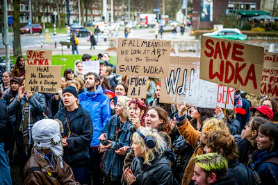 protest-van-de-willem-de-kooning-academie-over-de-fusie-bezuinigingen-foto-frank-de-roo.webp