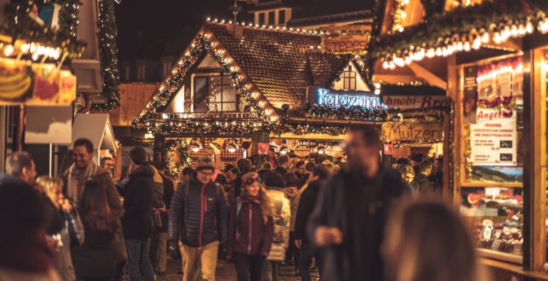 r0-ab-1555-800-a0d-art_duitsekerstmarkten_Frankfurt_gezelligekerstmarkt-1670538808.jpeg