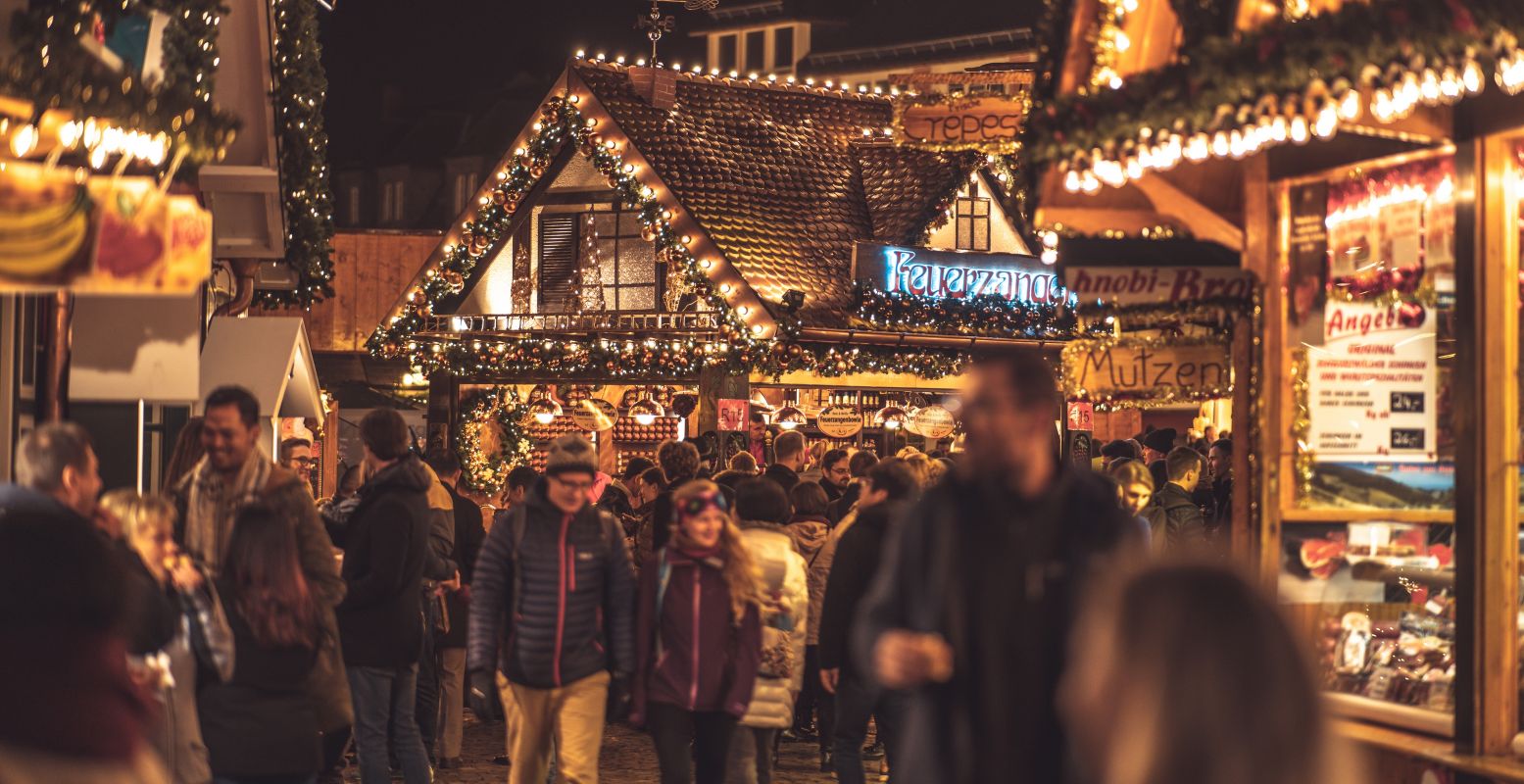 r0-ab-1555-800-a0d-art_duitsekerstmarkten_Frankfurt_gezelligekerstmarkt-1670538808.jpeg