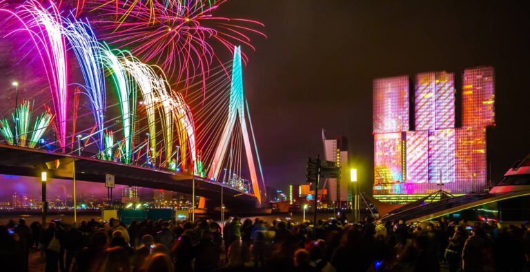 r0-d6-1555-800-1d2-1d2_1d2_het_nationale_vuurwerk_rotterdam_erasmusbrug_2023_2024_1703063259_1735437.jpeg