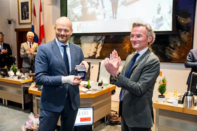 rik-van-der-linden-links-krijgt-de-onderscheiding-van-burgemeester-nanning-mol.webp