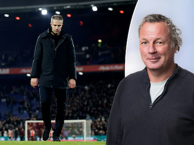 robin-van-persie-druipt-af-na-de-bekernederlaag-tegen-heerenveen.webp