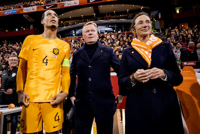 ronald-koeman-en-marianne-van-leeuwen-met-oranje-aanvoerder-virgil-van-dijk.webp