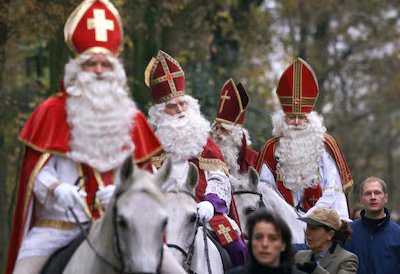 rotterdam-15-11-2000-vier-hulpsinterklazen-oefenen-woensdag-in-het-kralingse-bos-in-rotterdam-voor-d.avif