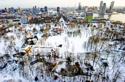 rotterdam-een-wit-rotterdam-zaterdag-vanaf-de-euromast-nederland-heeft-opnieuw-een-witte-kerst-het-i.webp
