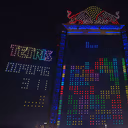 ruim-2000-drones-vormen-grootste-tetris-spel-ooit-in-dubai.jpg