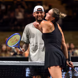 sabalenka-danst-de-macarena-tijdens-battle-of-the-sexes.jpg