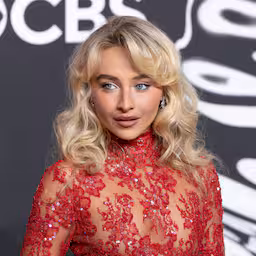 sabrina-carpenter-boos-op-witte-huis-na-gebruik-van-haar-lied-walgelijk.jpg