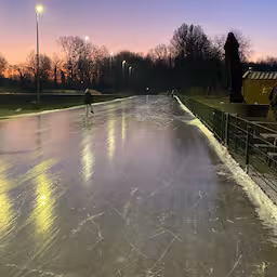 schaatsen-op-natuurijs-tijdens-kerst-precies-het-beetje-magie-dat-nodig-was.jpg