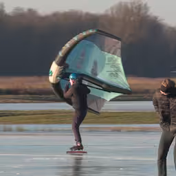 schaatsers-hebben-grootste-lol-op-natuurijs-in-friesland.jpg